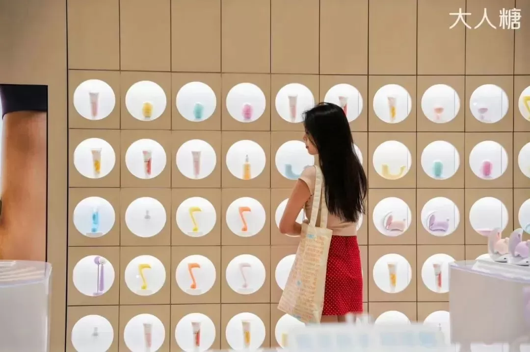 大人糖店内按功能划分为玩具展示区、周边区和联名品牌区/ 图源：微博@大人糖